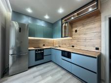 Кухня в матово-древесных оттенках